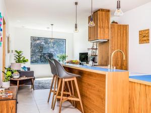 Modern 2 Bedroom City Apartment With Parking - Pass the Keys