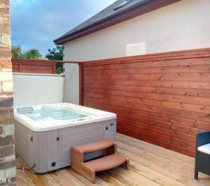 Fistral hot tub house for 8 on Retallack Resort