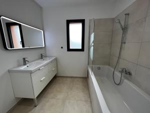 Villa Moderne avec Piscine et Parking à Mouans-Sartoux