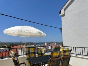 Apartment Simaris - spacious with terrace and sea view