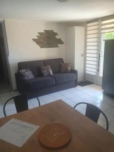 Appartements T2 jusqu'a 4 personnes en rez-de-jardin de maison, avec piscine, draps et serviettes de toilette fournis : photos des chambres