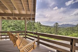 Mountain Views and Deck Spacious Bryson City Home!