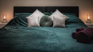 Stunning 2 bed with outside balcony, super king beds and 75’’ TV!