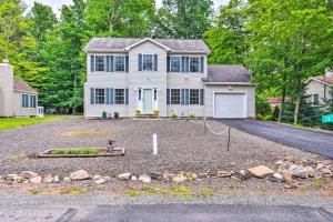 Jacuzzi and Resort Amenities Tobyhanna Family Home!