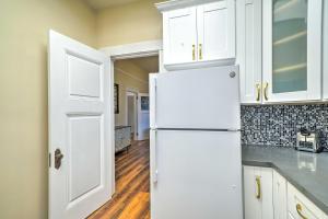 Cozy Carpinteria Apartment Walkable Location