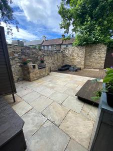 Town villa with charming garden, bbq area & Sleeps 6