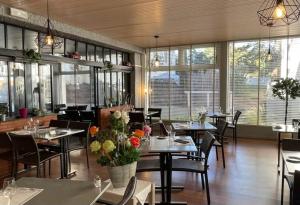 Hotels Logis Les Cols Verts : photos des chambres