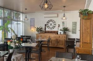 Hotels Logis Les Cols Verts : photos des chambres