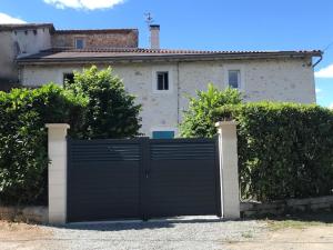 Maisons de vacances MAISON RESTAUREE 6 PERSONNES AU COEUR DU PERIGORD : Maison 4 Chambres