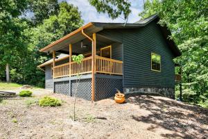 Charming Cabin with Deck about 6 Mi to Nottely Lake