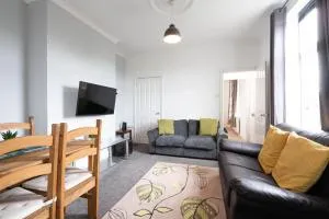 Spacious 4BR, Parking, Near Centre, Accommodates 8 - Heeley