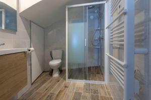 Appartements LOC TROTTEUR LE ROMARIN Gare SNCF de Lourdes : photos des chambres