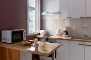 Appartements LOC TROTTEUR LE PIVOINE Studio Grand confort, Gare SNCF de Lourdes : photos des chambres