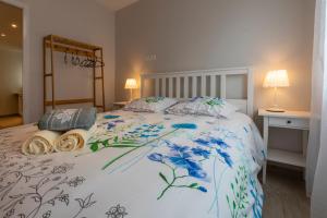 Appartements LOC TROTTEUR LE FLEUR DES CHAMPS F2 cosy, gare SNCF de Lourdes : photos des chambres