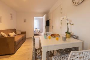 Appartements LOC TROTTEUR LE FLEUR DES CHAMPS F2 cosy, gare SNCF de Lourdes : photos des chambres