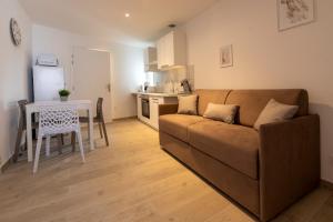 Appartements LOC TROTTEUR LE FLEUR DES CHAMPS F2 cosy, gare SNCF de Lourdes : photos des chambres