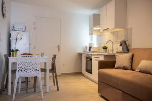 Appartements LOC TROTTEUR LE FLEUR DES CHAMPS F2 cosy, gare SNCF de Lourdes : photos des chambres