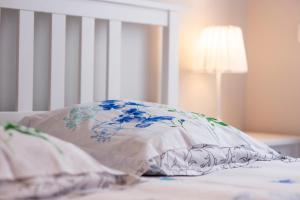 Appartements LOC TROTTEUR LE FLEUR DES CHAMPS F2 cosy, gare SNCF de Lourdes : photos des chambres