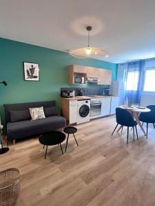 Appartements LE QUAI 1 - Spacieux Studio NEUF CALME - CLIM - WiFi - Gare a 200m : photos des chambres