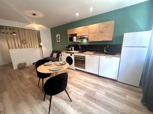 Appartements LE QUAI 1 - Spacieux Studio NEUF CALME - CLIM - WiFi - Gare a 200m : photos des chambres