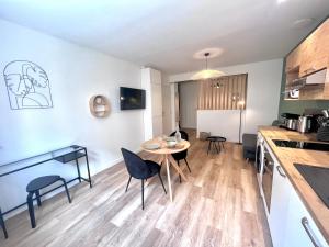 Appartements LE QUAI 1 - Spacieux Studio NEUF CALME - CLIM - WiFi - Gare a 200m : photos des chambres