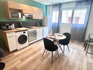 Appartements LE QUAI 1 - Spacieux Studio NEUF CALME - CLIM - WiFi - Gare a 200m : photos des chambres