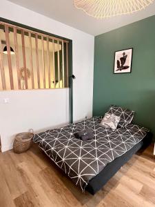 Appartements LE QUAI 1 - Spacieux Studio NEUF CALME - CLIM - WiFi - Gare a 200m : photos des chambres