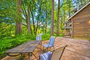 The River House with Deck, on McKenzie River! - Finn Rock