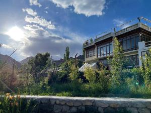 THE WILLOW HOUSE