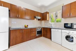 Sea Point Villas Coral Bay Luxury Private Pool villas walk to Beach 3 - 5 BDR in 1 resort