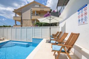 A2-apt w shared pool & balcony next to the beach 