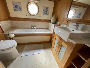 Luxury boat - The Thistle Dream