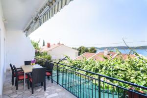 A3-90m2 apt w shared pool & balcony next to beach 