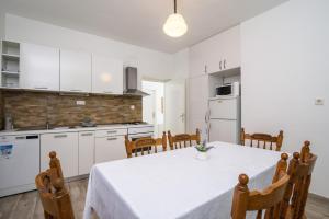 A3-90m2 apt w shared pool & balcony next to beach