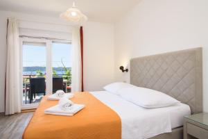 A3-90m2 apt w shared pool & balcony next to beach