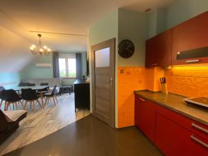 APARTAMENT FAMILIJNY KRYNICA MORSKA - 10 osób 2 poziomy 2 łazienki kuchnia