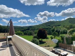 Appartements Rez de Piscine, 10 Personnes - REVE DE PAPILLON et A L'etage, 5 Personnes - NID D'ETOILES, Il s'agit bien de deux gites individuels qui sont relies par un escalier interne, cela permet a une grande famille de louer les deux gites : photos des chambres