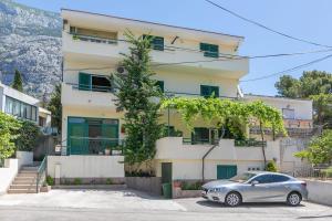 Green terrace apartment