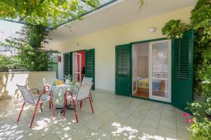 Green terrace apartment 