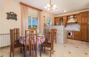 Amazing Apartment In Viskovo With Wifi 