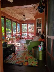 Twin Oaks Inn