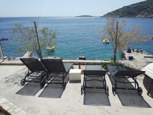 Vacation house with heated swimming pool 70 meters from the beach-Bobanac