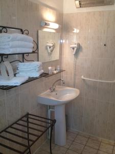 Hotels Hotel Lou Caleu restaurant le Rocher des Abeilles : photos des chambres