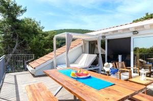 Summer House Bougainvillea by Dubrovnik Colors