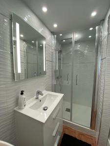 La Manga km 0, pisos estudios - planta baja - 100m de la playa - studio flats - ground floor - 100m from the beach, cada con bicis & tabla SUP, piscina & pádel & tenis & más - each with bikes & SUP board, pool & paddle & tennis & more