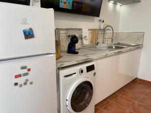 La Manga km 0, pisos estudios - planta baja - 100m de la playa - studio flats - ground floor - 100m from the beach, cada con bicis & tabla SUP, piscina & pádel & tenis & más - each with bikes & SUP board, pool & paddle & tennis & more