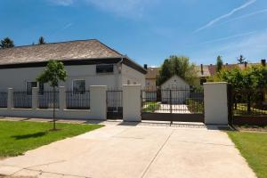 Kunfoglalás Apartmanház