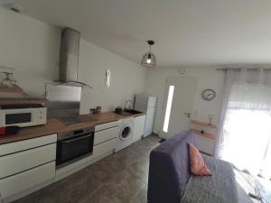 F2 neuf calme climatisé wifi parking - 1,5 km mer