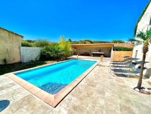 Villas Studio avec jacuzzi et piscine : photos des chambres