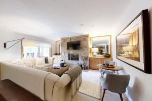 All Seasons Condominiums 303